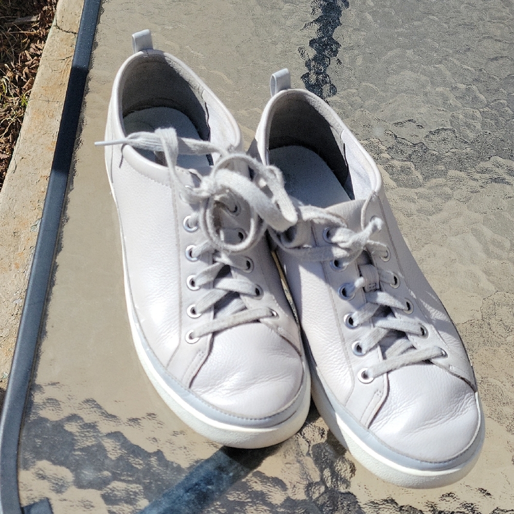 Vionic Women's Light Gray Leather Lace-Up Moccasin Sneakers